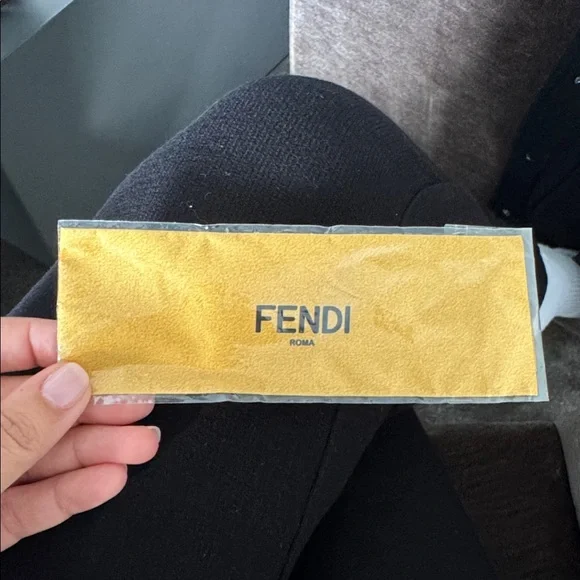 FENDI Stylish Tortoiseshell Sunglasses - Picture 5 of 6